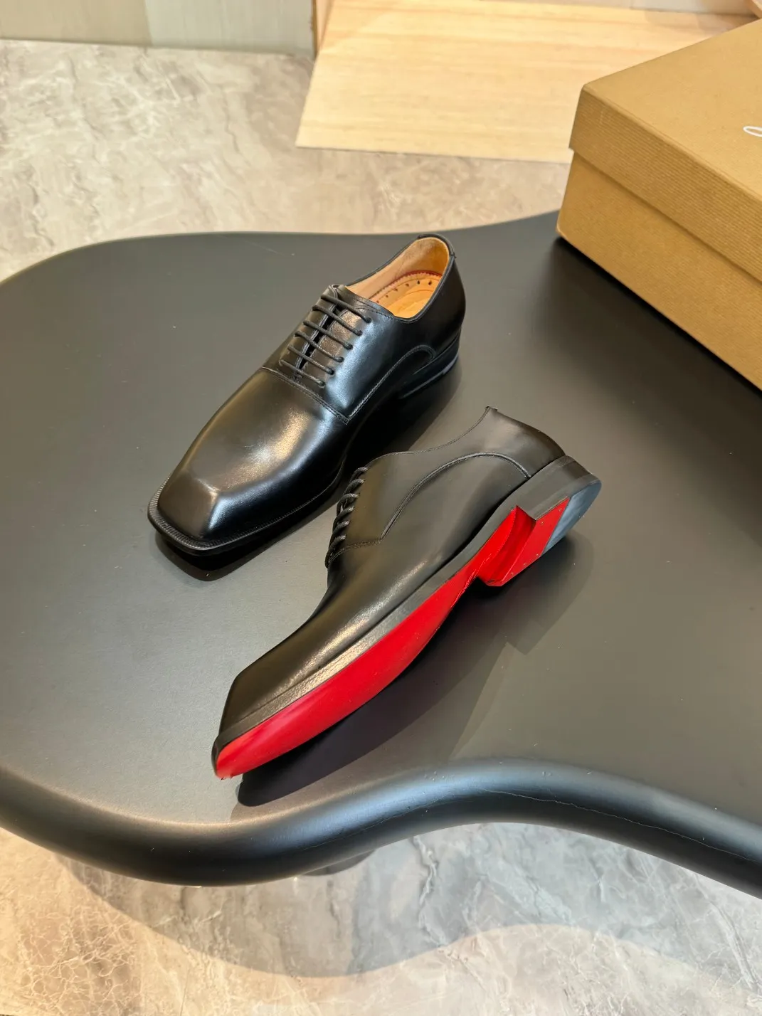 [CL red sole shoes] Top P: 1020💰 Size 39-44 (⚠️38.45.46.47 custom-made, non-returnable and non-exchangeable) 🆑High-end men's business formal leather shoes, original authentic top quality goods ••✅💯 Top original order purchasing agent! Original imported patterned cowhide ➕Imported cowhide lining ➕Cowhide feet ➕Original leather outsole~🉑️Feel free to compare the authentic ones!